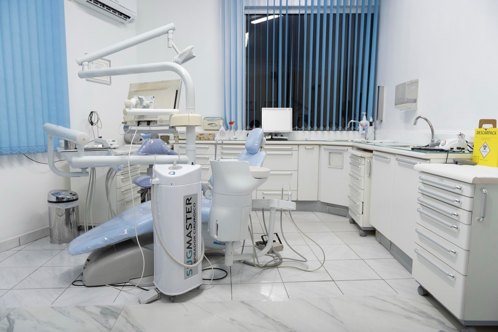 Consultório com cadeira odontológica