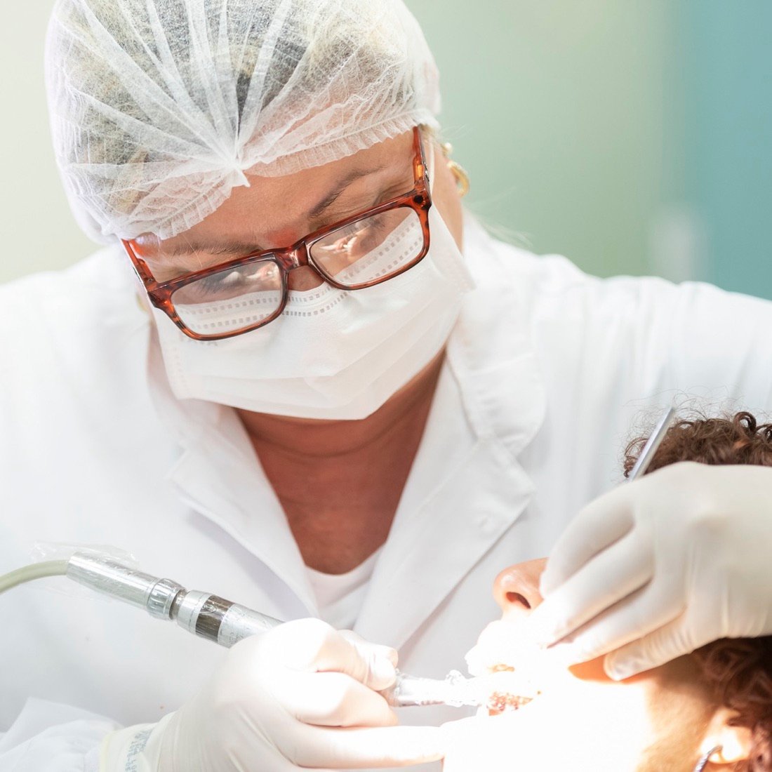 Dentista da Odonto Pimentel realizando atendimento em paciente